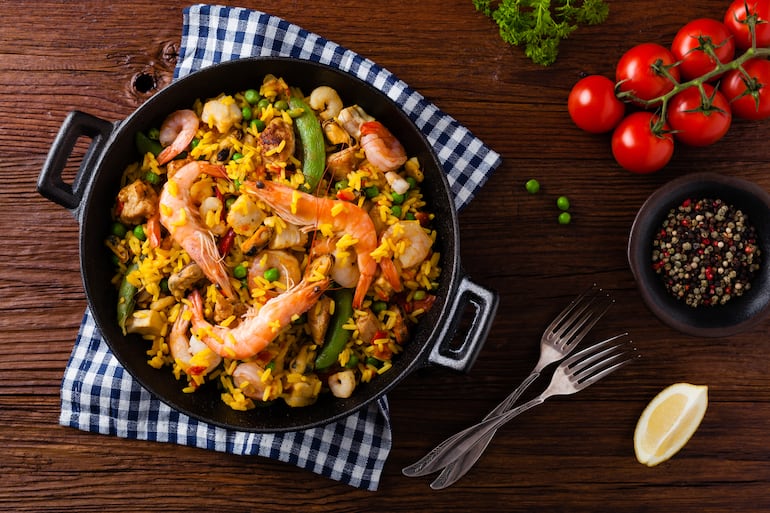 Paella de pollo y mariscos.