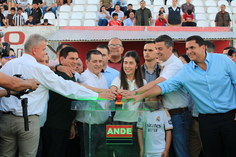 Peña y Cartes en inauguración de lumínica de estadio en Paraguarí