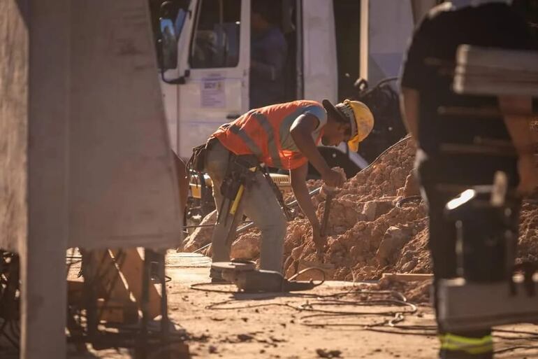 Con trabajos de izaje y colocación de muros prefabricados y hormigonado de zapatas, prosiguen con la construcción de la pista de emergencia –lecho de frenado- en la bajada del Cerro Caacupé, a la altura del Km 46.