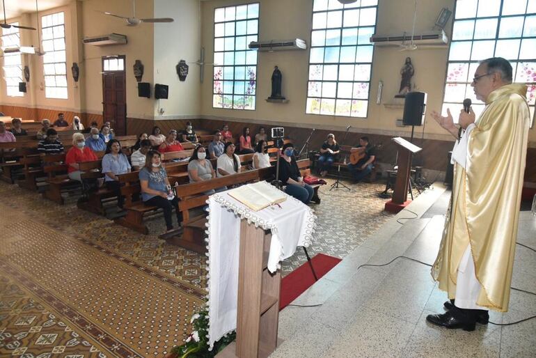 Pese a prohibiciones, ayer, domingo, unas 100 personas asistieron a misa en la parroquia Virgen del Carmen. En las imágenes se puede observar que varias de ellas no usaban tapabocas pese a estar en un espacio cerrado.