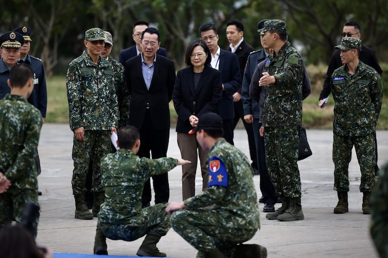 La presidenta de Taiwán, Tsai Ing-wen, visitó este martes una base militar de la ciudad de Hsinchu (noroeste) para supervisar el entrenamiento de un grupo de jóvenes reclutas, en víspera de la celebración del Año Nuevo Lunar.