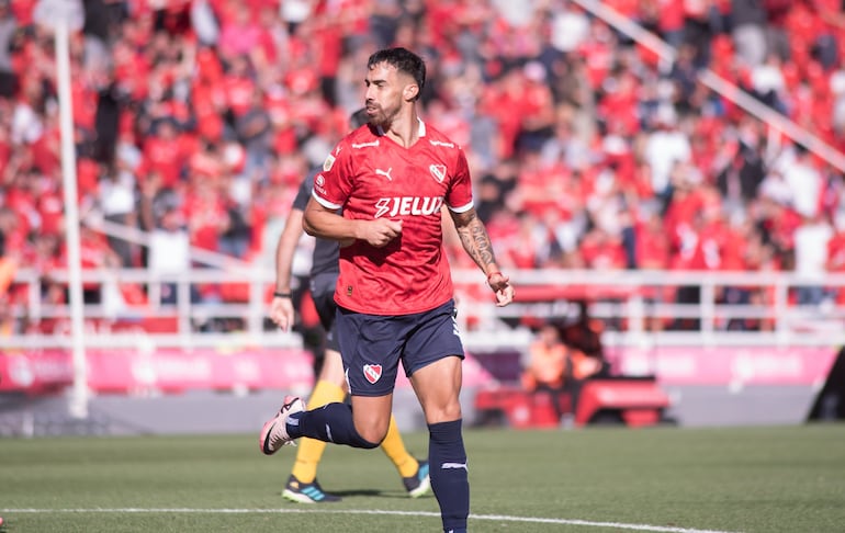 El paraguayo Gabriel Ávalos, futbolista de Independiente de Avellaneda, celebra un gol en el partido frente a Central Córdoba por la fecha 25 de la Liga Profesional de Argentina.