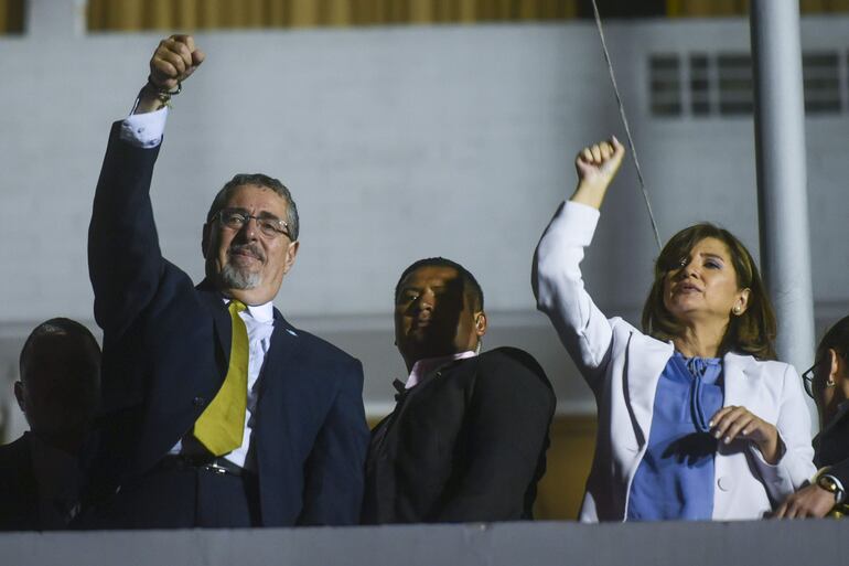 El presidente electo de Guatemala, Bernardo Arévalo (i), junto a la vicepresidenta Karin Herrera en Ciudad de Guatemala (Guatemala).  (EFE)