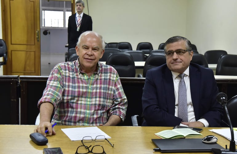 Walter Bower y el Abg. René Fernández, al inicio de la audiencia de este viernes, ante de verse afectado por el cuadro de hipertensión arterial.