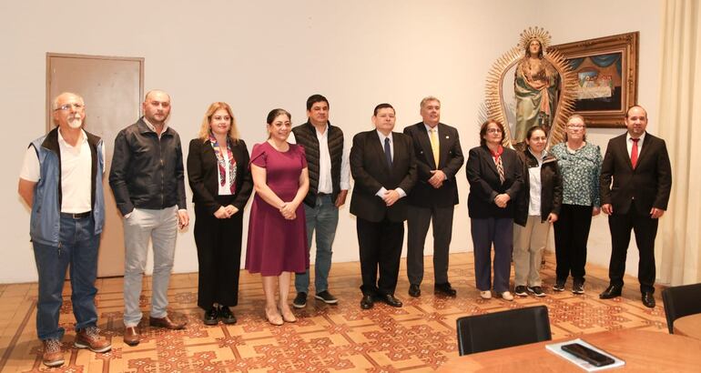 Foto posada de la reunión del titular del Indert, Francisco Ruíz Diaz, en el Seminario Metropolitano, con representantes de varios sectores.