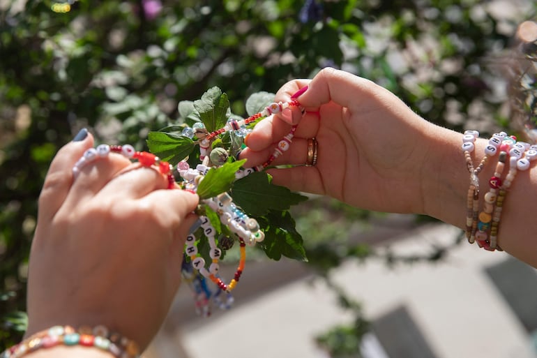 Fans de la cantante Taylor Swift adornando al Swiftie Tree en Cornelius Strasse de Vienna, Austria el 8 de agosto, 2024 tras haber cancelado ese show del Eras Tour por amenaza terrorista.