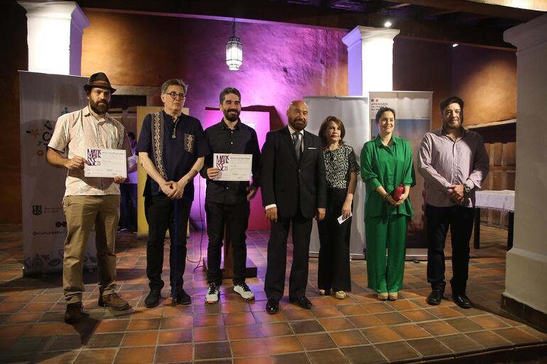 Arturo Riveros, ganador del segundo puesto; Félix Toranzos, director de la Manzana de la Rivera; Daniel Gómez, ganador; Pierre-Christian Socojja, embajador de Francia en Paraguay; Graciela Brizuela, presidenta del Consejo de Administración de la Alianza Francesa; Adriana Ortiz, ministra de la Secretaría de Cultura y Celso Figueredo, presidente de Gente de Arte. Fotografía: Facebook Cultura Asu.