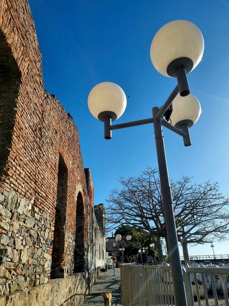 Las calles empedradas se iluminan con los últimos rayos de sol, creando un ambiente romántico y encantador.