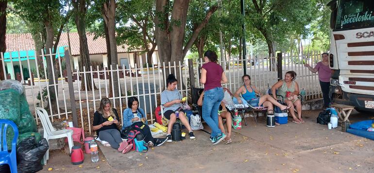 Munidas de sillas, agua, termos, alimentos y otras necesidades básicas, las madres "acampan" desde el sábado frente a la escuela San José de la ciudad de Limpio.