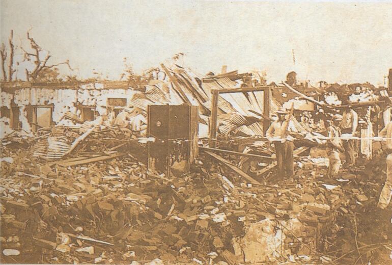 Devastada ciudad de Encarnación tras el tornado, en 1926.