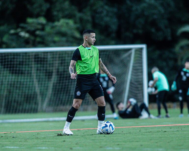 Derlis González, en el entrenamiento desplegado ayer por el plantel de Olimpia, en el campo de Botafogo. (@elClubOlimpia)