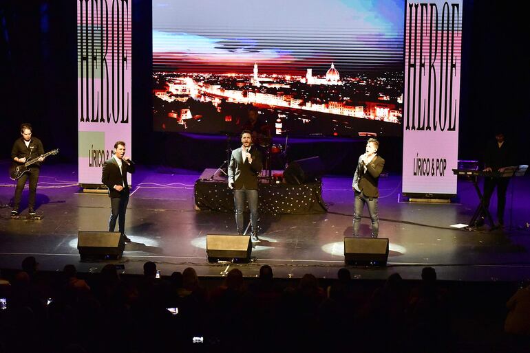 El público acompañó con aplausos y cantando la propuesta presentada por esta agrupación argentina, en su primera visita a nuestro país.