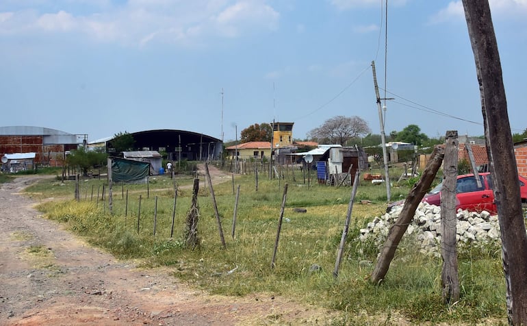 Una de las viviendas que se ubica dentro de la finca propiedad del Ministerio de Defensa Nacional. 
.