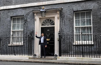 El primer ministro británico, Rishi Sunak, saluda desde la oficina más famosa del Reino Unido, 10 Downing Street.