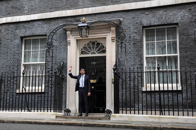El primer ministro británico, Rishi Sunak, saluda desde la oficina más famosa del Reino Unido, 10 Downing Street.