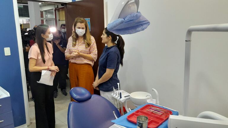 La ministra de salud, María Teresa Barán, observa la sala de odontología del hospital de Villa Elisa.