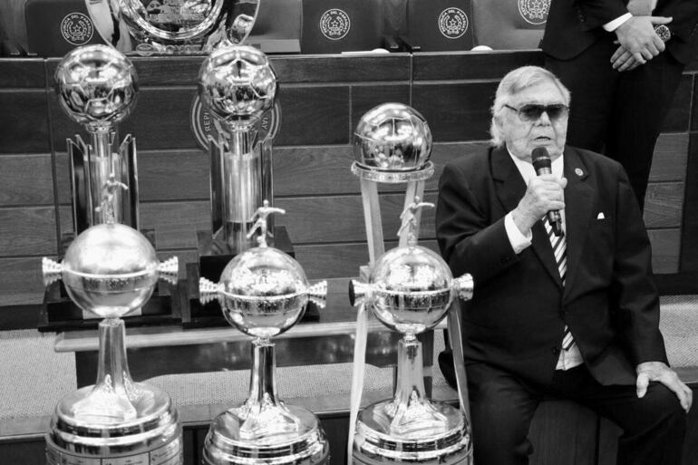 Osvaldo Domínguez Dibb con las copas internacionales que ganó con Olimpia. (archivo). 