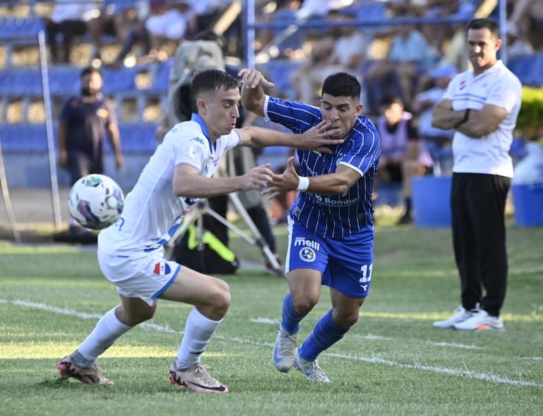 Juan Luis Alfaro y Luis Ortiz pelean por la posesión del balón