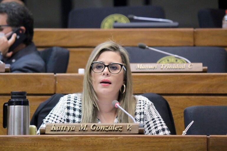 La senadora Kattya González pide acordar alternativas antes de definir la posible supresión de la Secretaría Nacional Anticorrupción.