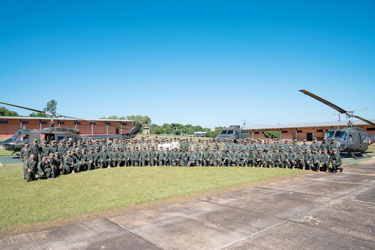 El presidente de la República, Santiago Peña Palacios; el ministro de Defensa, Óscar González, y el ministro de la Senad, Jalil Rachid (en el medio, con camisas claras), con los militares del CODI en su cuartel general de Arroyito.