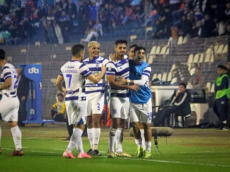 El atacante Rodrigo Ruiz Díaz (25 años) recibe las felicitaciones de  Elías Alfonso, Miguel Barrero, Ronald Cornet y Roberto Ramírez tras anotar el único tanto de la noche pedrojuanina. (Foto: 2 de Mayo PJC)