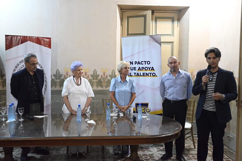 Marcos Augusto Ferreira, vice presidente de la Sociedad de Escritores del Paraguay, participó de la presentación del concurso de novela inédita “Beatriz Rodríguez Alcalá de González Oddone”.