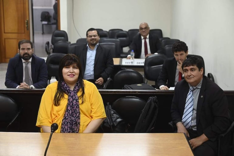 En sala de juicios los abogados de la defensa, cuyos clientes participaron en forma telemática.