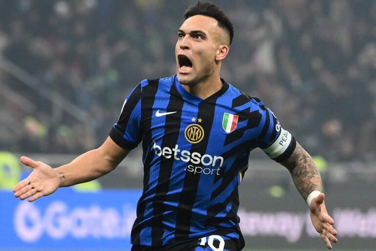 Inter Milan's Argentine forward #10 Lautaro Martinez celebrates scoring his team's first goal during the Italian Serie A football match between Inter Milan and Empoli at the San Siro Stadium in Milan on January 19, 2025. (Photo by Alberto PIZZOLI / AFP)