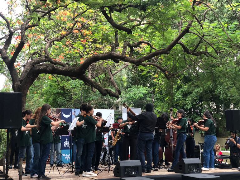 Jóvenes del IMA interpretan guaranias en la Plaza José A. Flores- Manuel Ortiz Guerrero tras el reconocimiento de la guarania por la Unesco.