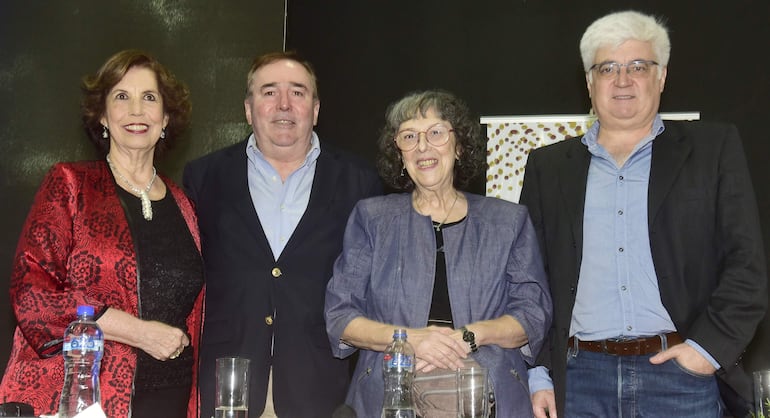 Mary Monte de López Moreira, doctora en Historia por la Universidad Nacional de Asunción, e investigadora; Alfredo Boccia Paz, Line Bareiro y Juan Carlos Yuste, director de Diakonía Paraguay.