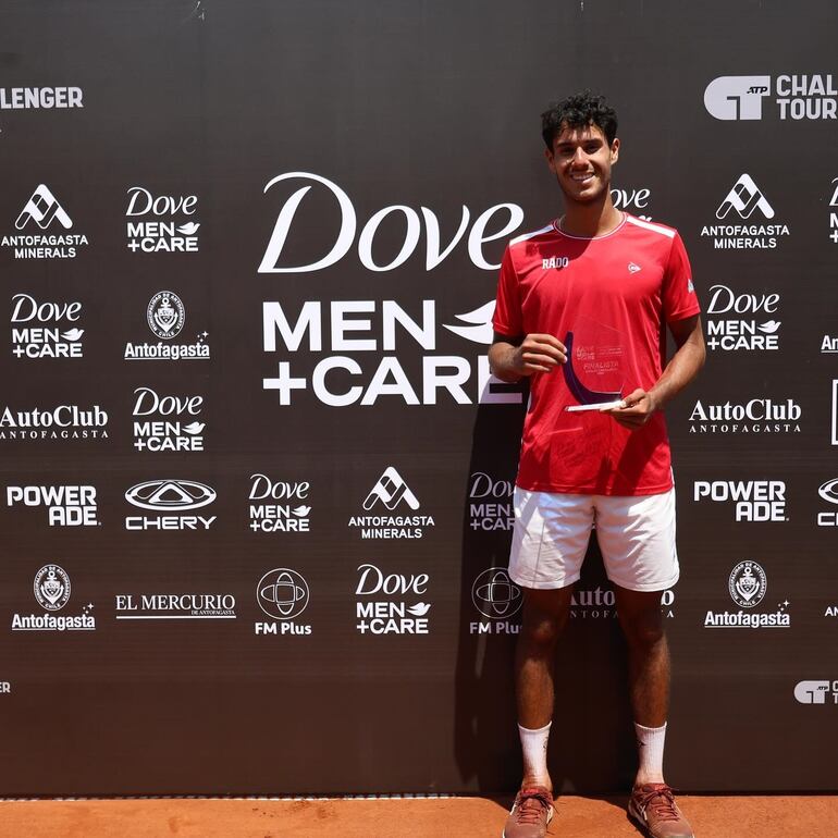 Trofeo en mano, Dani Vallejo en Chile donde fue subcampeón.