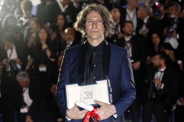 El cineasta británico Jonathan Glazer posa con su Gran Premio, tras la ceremonia de clausura del Festival de Cannes.