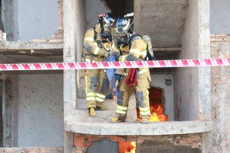 Simulacro y práctica de bomberos voluntarios sorprende en Mariano Roque Alonso