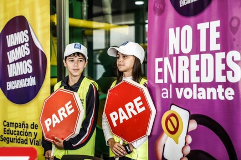 Con el mensaje "No te enredes al volante" en Encarnación buscan concienciar sobre el peligro de conducir chateando o hablando por teléfono.