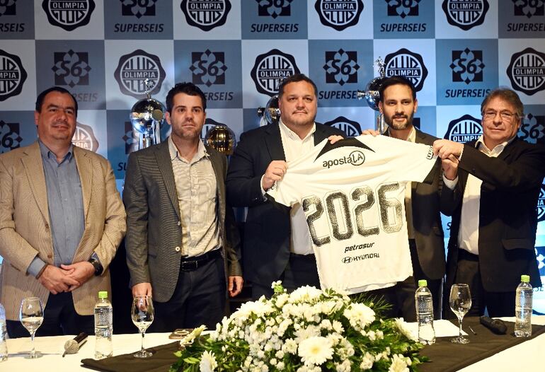 Marcos Gallardo, Jairo Yambay, Rodrigo Luis Nogués, Mario Goia y Luis Vera en la presentación del acuerdo.