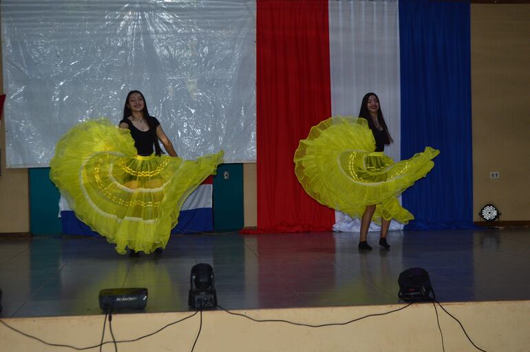 Las bailarinas particpàntes se lucieron ante el público presente en el local del evento