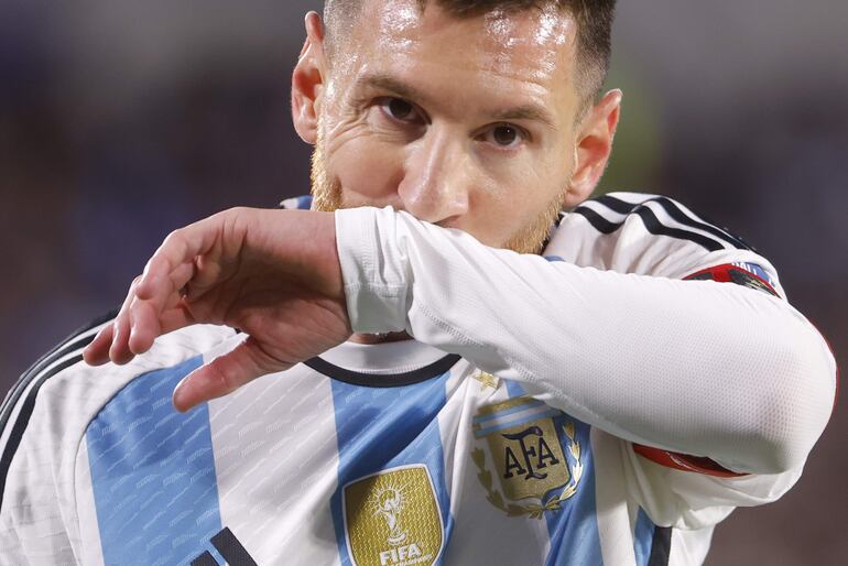 Lionel Messi de Argentina reacciona hoy, en un partido de las Eliminatorias Sudamericanas para la Copa Mundial de Fútbol 2026 entre Argentina y Paraguay en el estadio Más Monumental en Buenos Aires (Argentina).