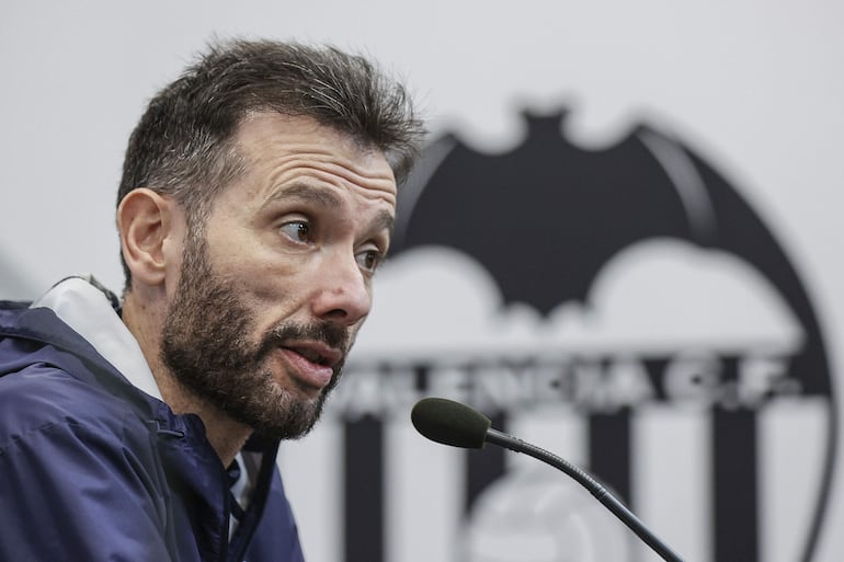 GRAFCVA4533. PATERNA (VALENCIA), 02/01/2025.- El nuevo entrenador del Valencia, Carlos Corberán, ofrece este jueves en la ciudad deportiva la rueda de prensa previa al partido de LaLiga que disputará este viernes ante el Real Madrid en Mestalla y que fue aplazado por la dana. EFE/Manuel Bruque
