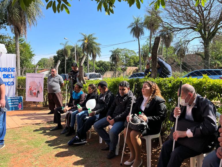 Varias personas participaron de la actividad en donde se conmemoró el Día Del Bastón Blanco.