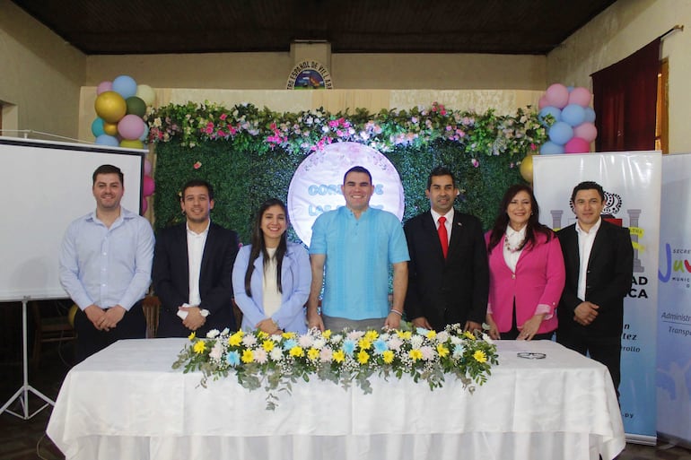 Autoridades municipales y departamentales durante el lanzamiento del "Corso de las flores" en Villarrica.