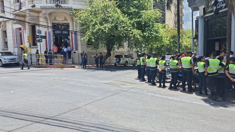 Casi a diario las mujeres que fueron excluidas arbitrariamente del Colegio de Policía efectúan manifestaciones frente al ministerio del Interior, ubicado en Chile y Manduvirá de nuestra capital.