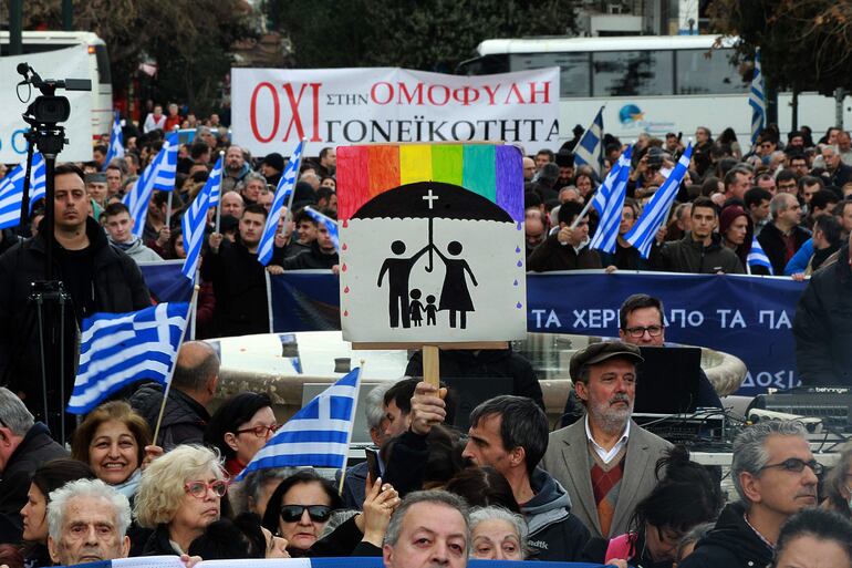 Miembros de organizaciones ortodoxas griegas protestan contra el proyecto de legalizar el matrimonio homosexual, el pasado domingo en Atenas.