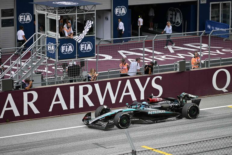 El Mercedes del piloto británico George Russel cruza la bandera a cuadros en el primer lugar del Gran Premio de Austria de la Fórmula 1 en el Red Bull Ring, en Spielberg, Austria.