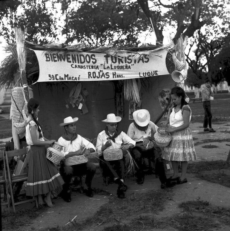 Artesanos luqueños durante el desarrollo de la Semana del Turista décadas atrás.