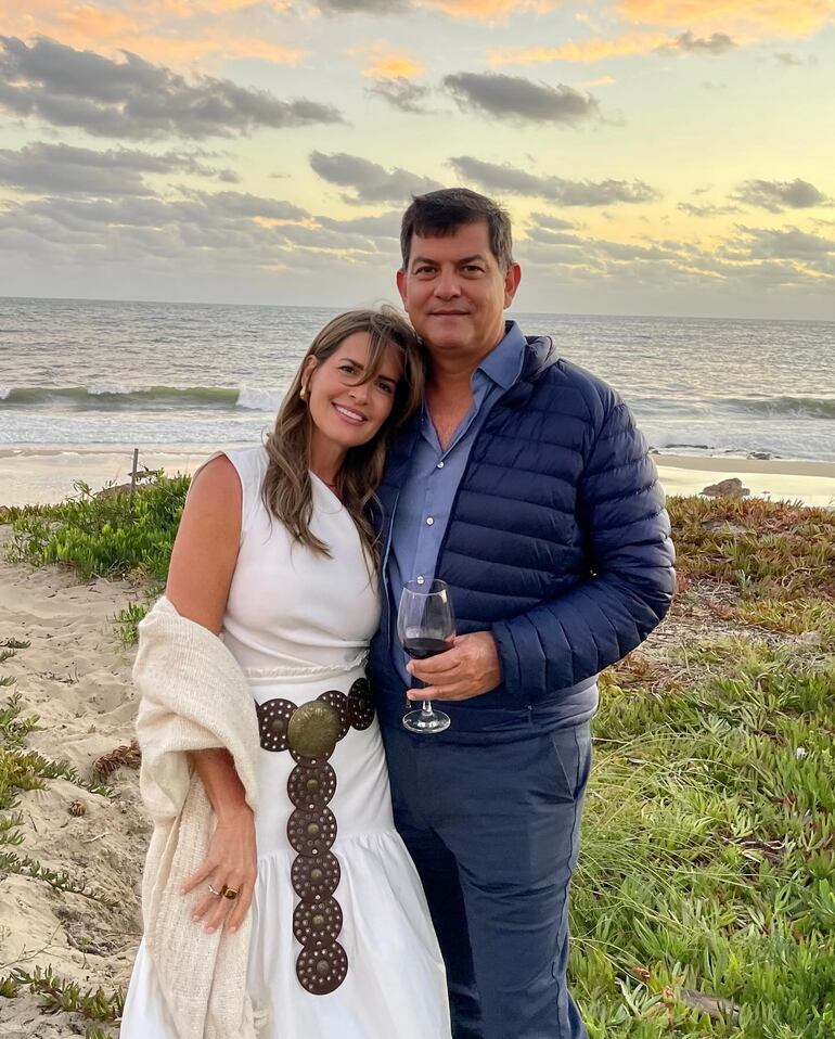 Jazmín Pazos y su esposo Daniel Franco posando a orillas del Atlántico. (Instagram/Jazmín Pazos)