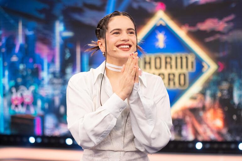 Rosalía se emocionó al hablar de su próxima boda en el programa El Hormiguero. (Instagram/El Hormiguero)