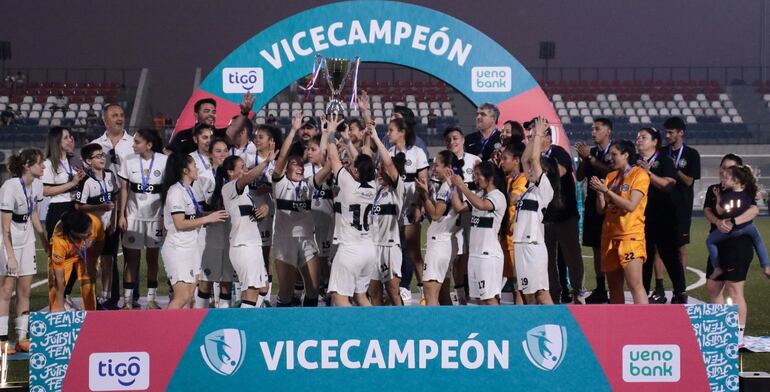 La goleada de 12-0 sobre Luqueño no fue suficiente y Olimpia se quedó con el subcampeonato del torneo de Fútbol Femenino de la APF. (@APFfutbolFEM)