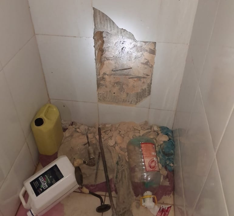 Los internos rompieron el azulejo del baño y estaban por abrir la pared cuando el plan fue descubierto.