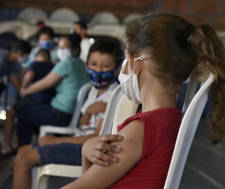 Los pequeños demostraron saber la importancia de la vacuna para volver a clases. (Archivo).