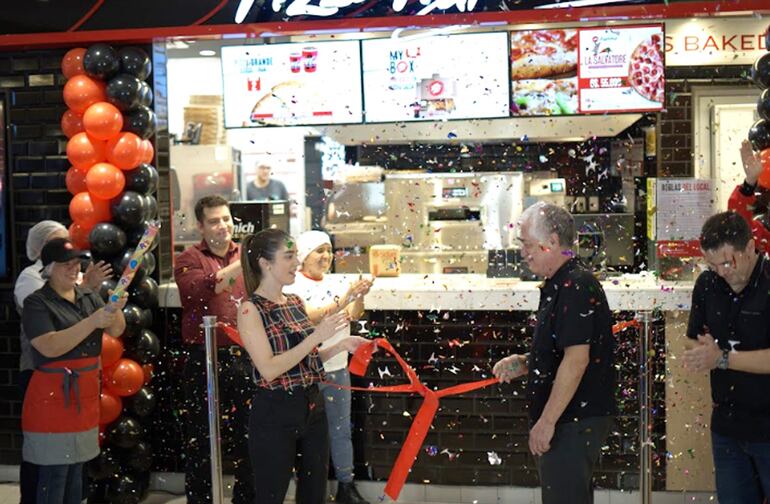 Carlos Jorge Biedermann en la inauguración del local número 29 de Pizza Hut, ubicado en Multiplaza.